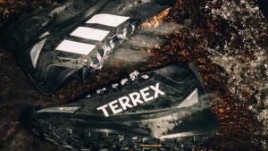 adidas TERREX unveils the latest addition to its speed-focused trail running range: the Agravic GORE-TEX. Designed for ambitious trail runners, the silhouette combines GORE-TEX’s advanced Invisible Fit technology with a LIGHTSTRIKE foam midsole engineered for optimal trail responsiveness and speed, empowering runners to push their limits on the trails, no matter the weather.