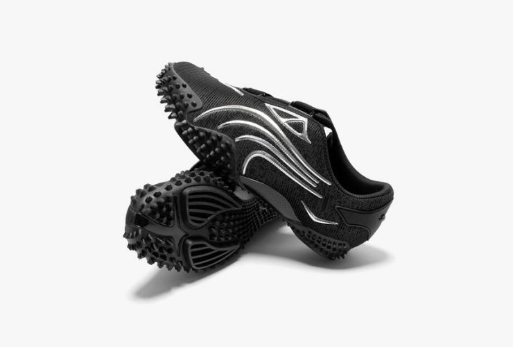 PUMA’s Mostro sneaker, a true icon of avant-garde footwear, is reimagined in a bold new metallic edition. Further amplifying the Mostro’s futuristic DNA, the latest iteration dazzles with a shimmering metallic finish.